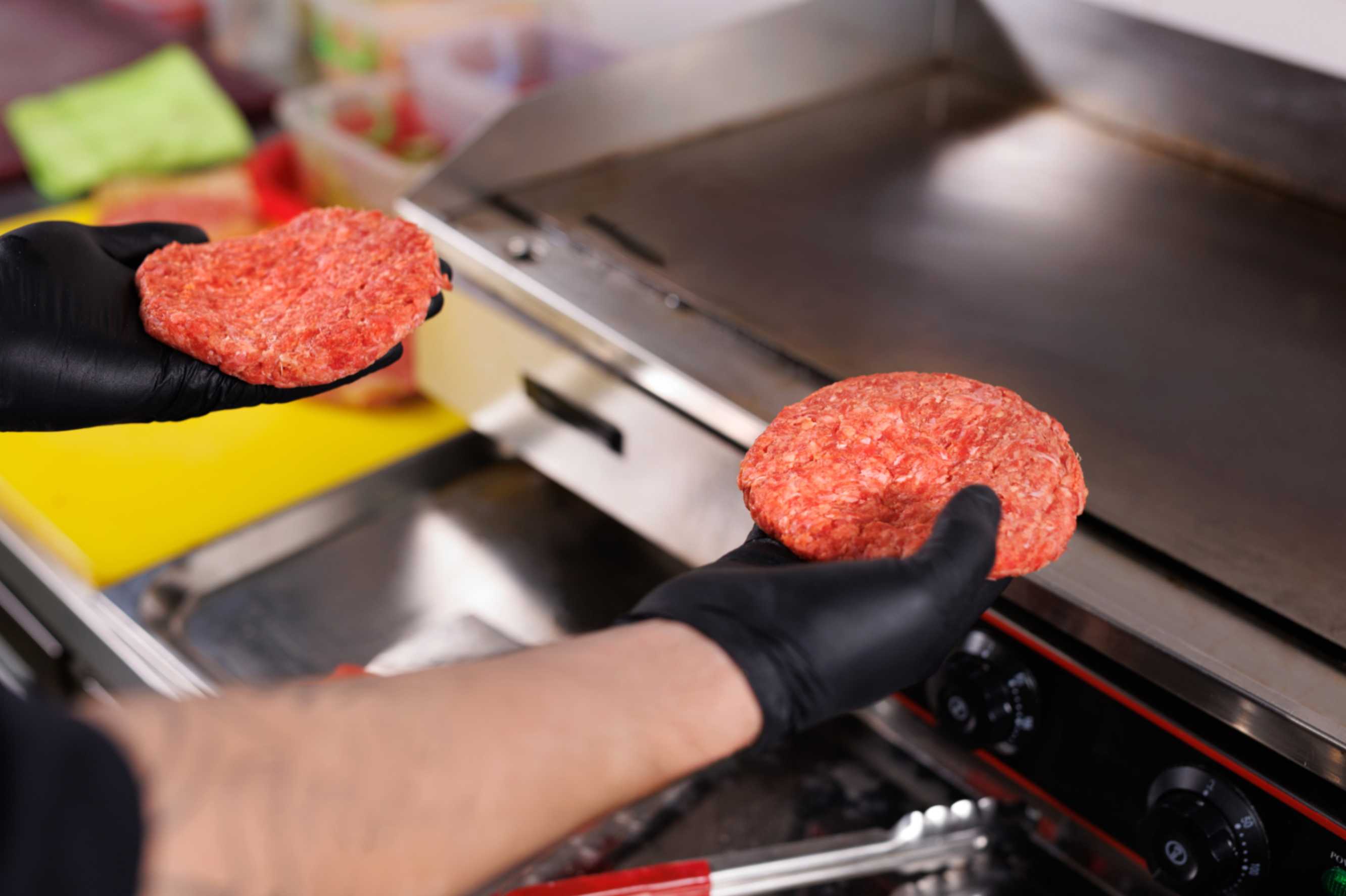 Fresh vs Frozen Halal Burgers on the Same Grill: We Cooked Both and Timed What Happened
